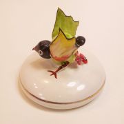 Ptaszek ceramiczny jasno-zielony z czerwonymi kwiatami na podstawce PI003