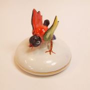 Ptaszek ceramiczny czerwony z zielonymi skrzydełkami na podstawce PI004