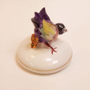 Ptaszek ceramiczny fioletowy z kwiatuszkami na podstawce PI005