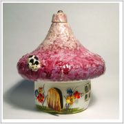 Ceramiczny domek na podgrzewacz z różowym daszkiem D001