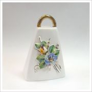 Dzwonek ceramiczny owczy z niebieskim kwiatem i pąkiem róży DE004