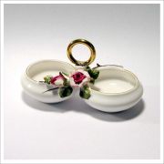 Solniczka ceramiczna z różową różą i pączkiem SL006